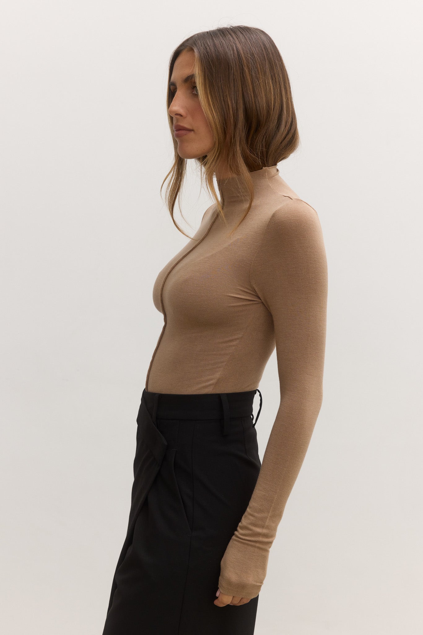Anisa Turtle Neck in Walnut – Top