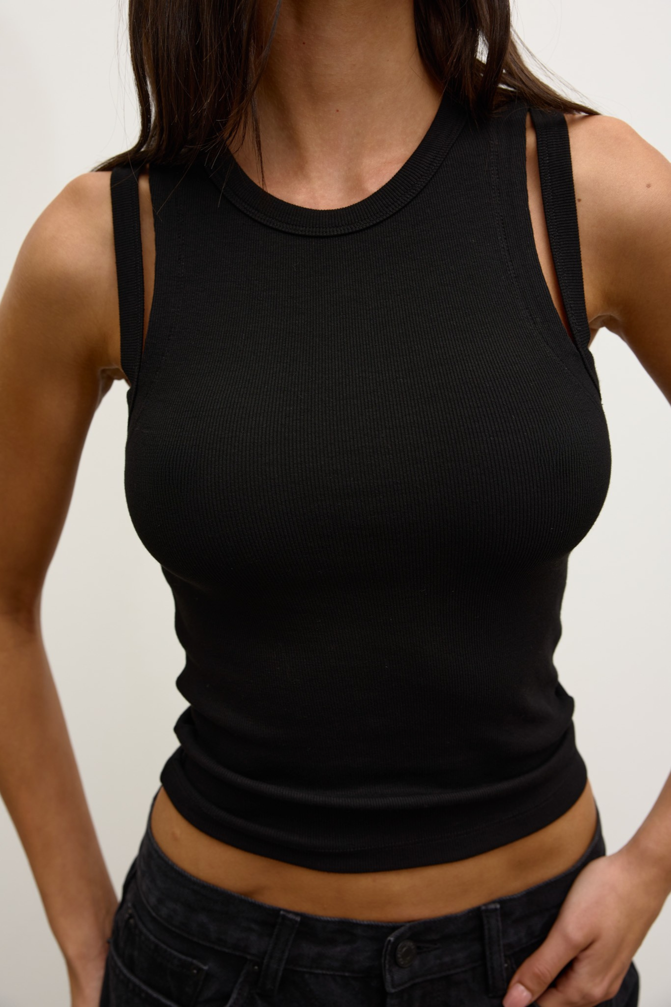 Elle Tee in Black – Top