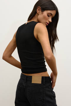 Elle Tee in Black – Top